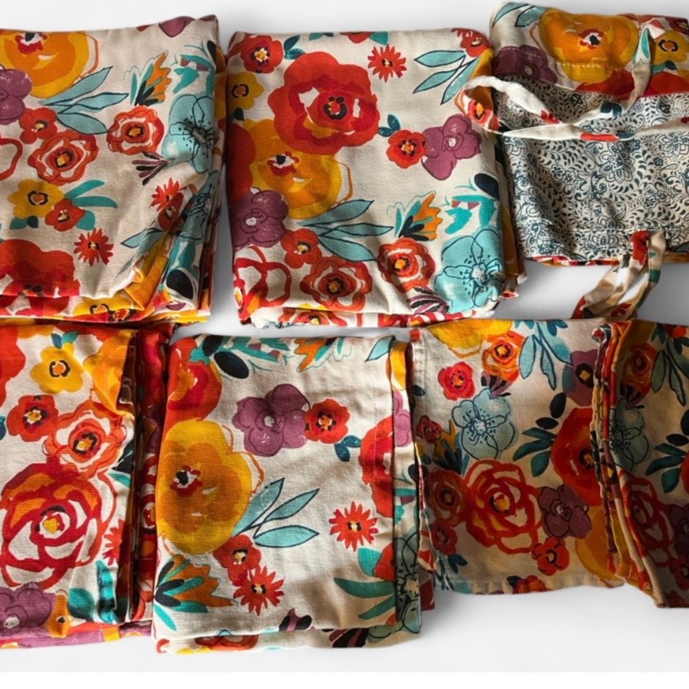 The Pioneer Woman Floral Patterned Fabric curtain set 7 pieces